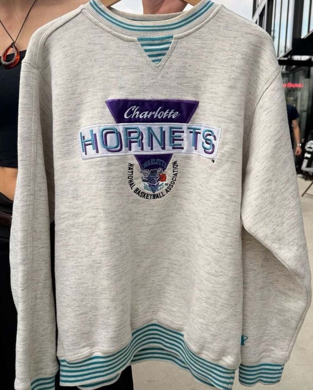Vintage Logo Athletic Charlotte Hornets NBA Crewneck Sweatshirt Grey Size L